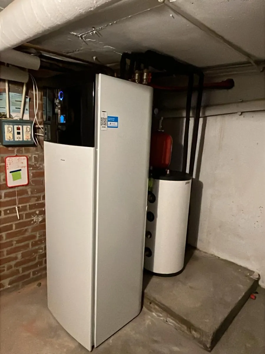 Module intérieur de pompe à chaleur et ballon tampon installés dans un local technique
